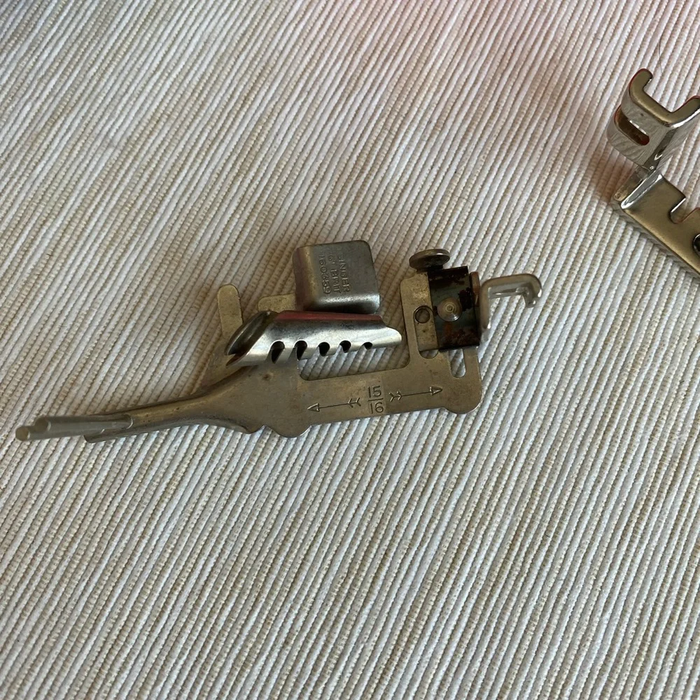 Vintage Singer sewing machine low shank foot pressure attachments - Picture 2 of 7